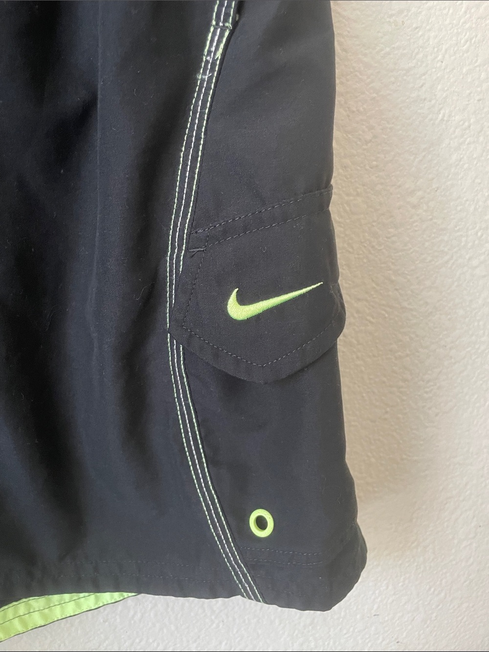 Vintage Nike Swim Cargo Shorts Black Size L with embroidered logo - Picture 4 of 5
